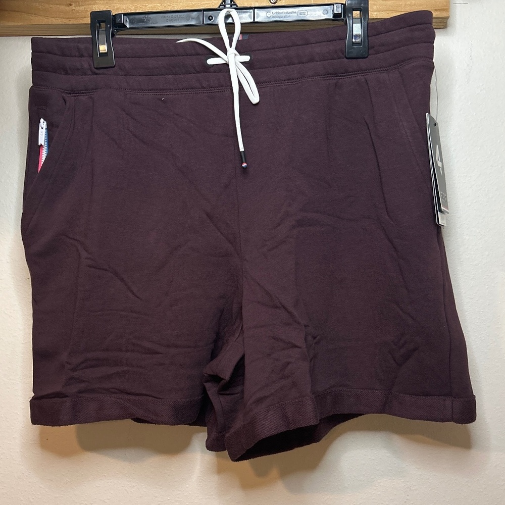 NWT FOURLAPS RUSH SHORT IN FUDGE